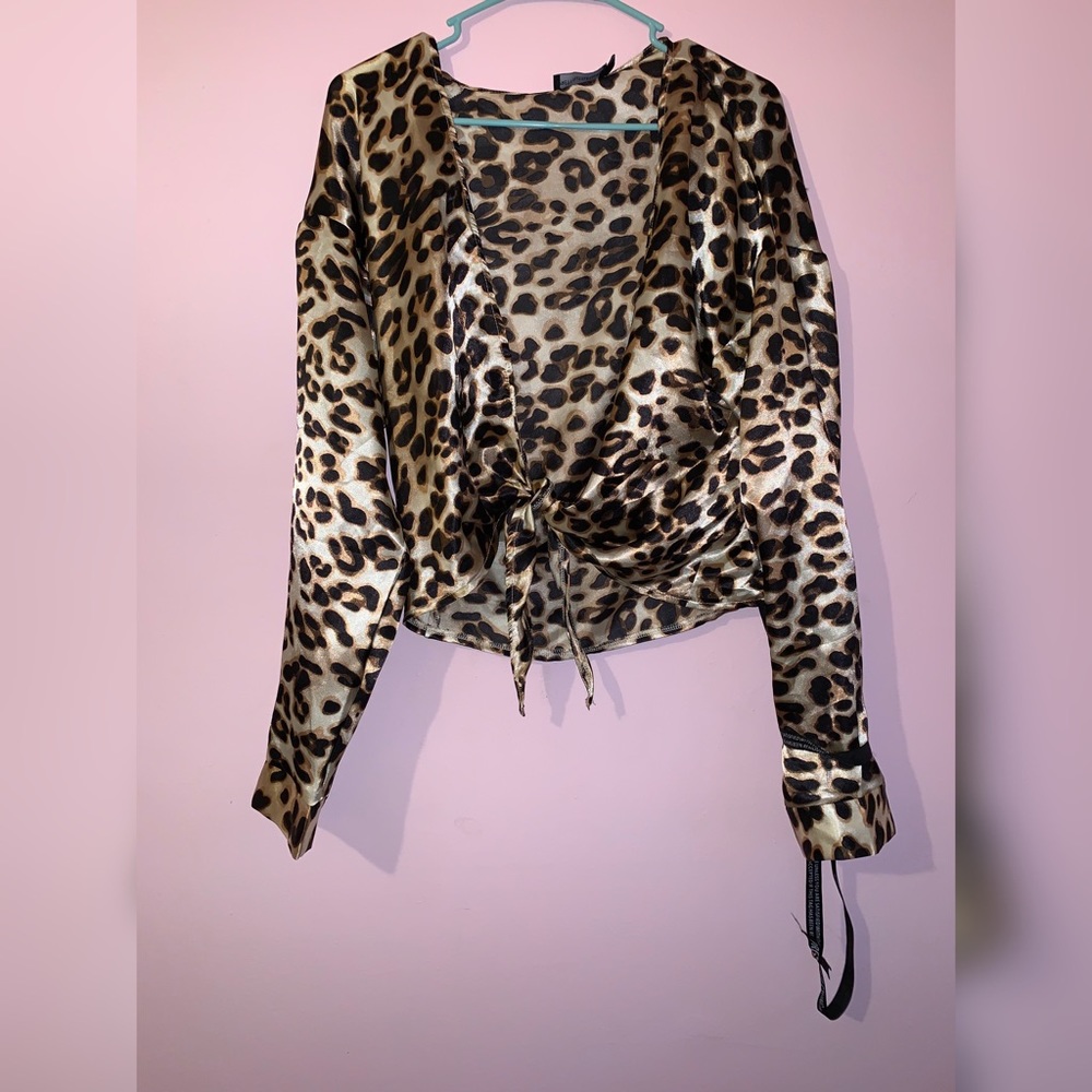 ‼️SOLD‼️Satin Longsleeved Cheetah Print Crop Top - Picture 3 of 3